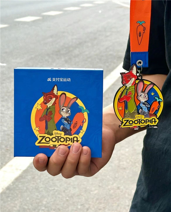 大热cp拯救支付宝联名颜值，巴黎世家输给一块奖牌？