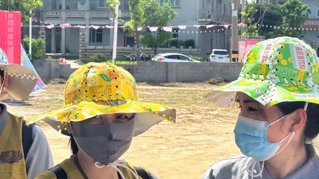 废旧牛奶盒爆改防晒帽，网友：千万别让巴黎世家看到……